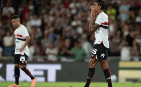 Luiz Gustavo desabafa após a goleada sofrida pelo São Paulo diante do Fluminense
