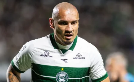 Maicon, Campeão da Série B pelo Coritiba, Declara Amor ao Vasco: "Um Cantinho no Meu Coração"