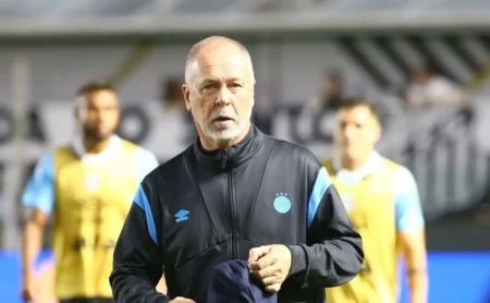 Mano Menezes fora do Grêmio: eleição impulsiona saída nos bastidores Mano Menezes fora do Grêmio: eleição impulsiona saída nos bastidores