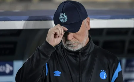 Mano Menezes: Substituições Ineficazes e Derrota do Grêmio em Casa Contra o Cruzeiro Mano Menezes: Substituições Ineficazes e Derrota do Grêmio em Casa Contra o Cruzeiro