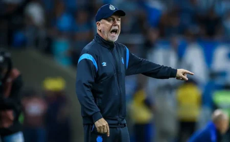 Mano Menezes lamenta polêmica envolvendo Leão e Oswaldo com Ancelotti: Ficou muito feio para todos nós Mano Menezes lamenta polêmica envolvendo Leão e Oswaldo com Ancelotti: "Ficou muito feio para todos nós"