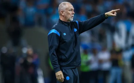 Mano Menezes ironiza derrota do Grêmio e diz que time não queria vencer