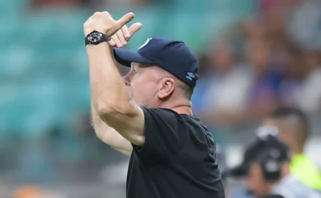 Mano Menezes: Punido pelo STJD por gesto obsceno direcionado à torcida