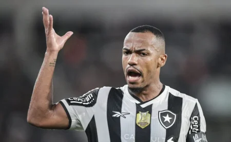 Marlon Freitas celebra David Ricardo após triunfo do Botafogo sobre o Vasco: “Um dos meus filhos aqui”