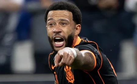 Memphis Depay: ausente em Cruzeiro x Corinthians devido a lesão, mas retorna após tratamento intensivo