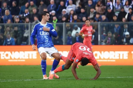 Morata é advertido e solicita substituição após lance na Itália; confira o momento