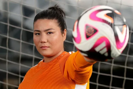 Mulher que escapou do Talibã celebra retorno da seleção afegã em torneio da Fifa