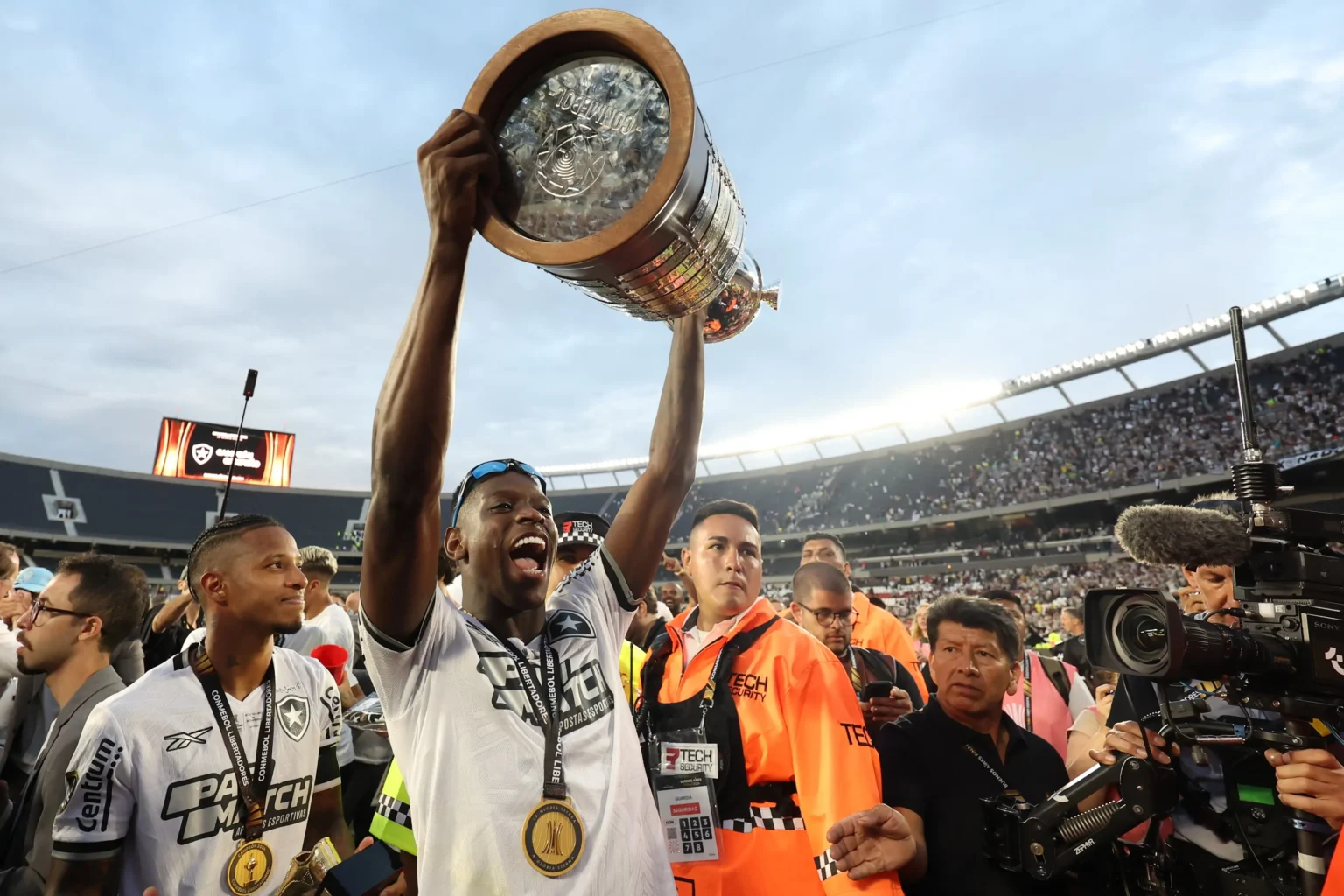 Mural em homenagem a Luiz Henrique é inaugurado no Nilton Santos e o ex-Botafogo elogia: "Ficou incrível"