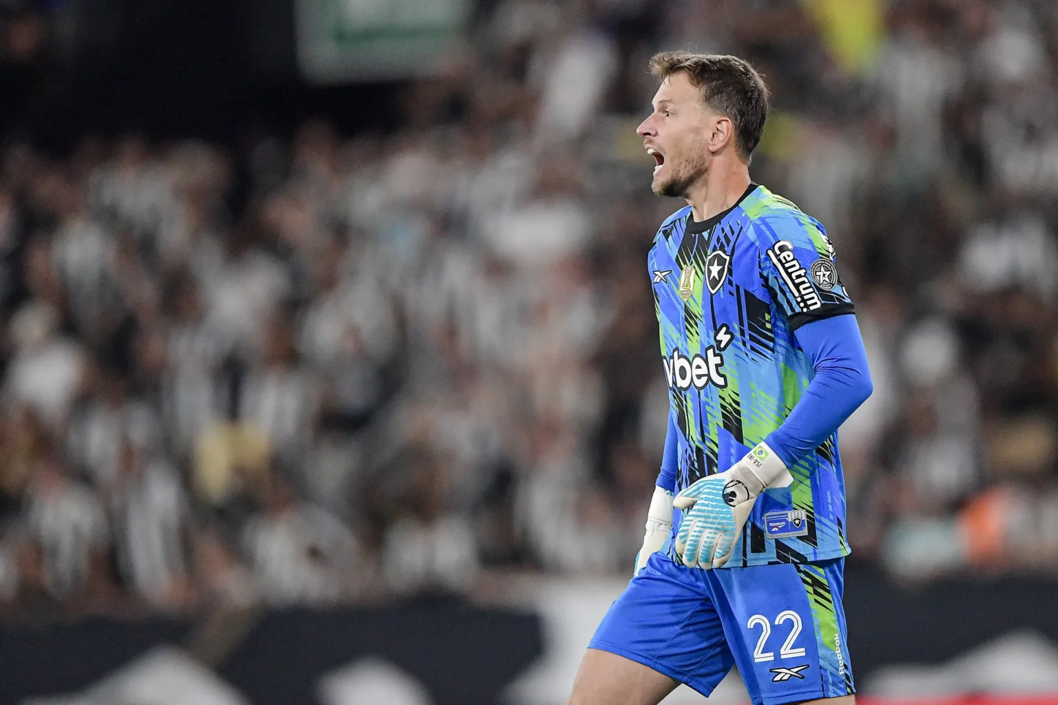 Neto: Muletas deixam o campo em mais uma etapa da recuperação no Botafogo