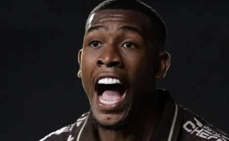 Newcastle prepara investida por Rayan, vendo atacante do Vasco como oportunidade de mercado.