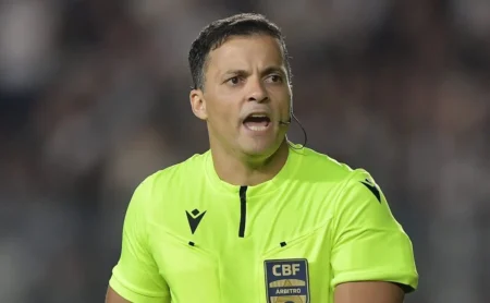 Neymar e Flamengo: Irritados com a atuação de Sávio Pereira Sampaio no jogo contra o Santos