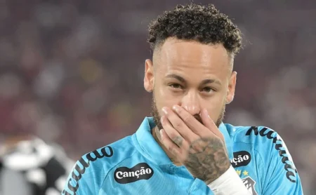 Neymar: Faixa de Cobrança no CT do Santos Após Polêmica com o Flamengo