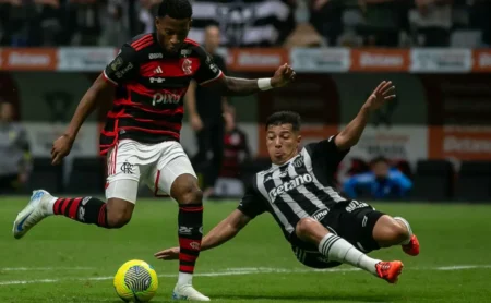 Não tenho o direito de pedir, diz diretor do Atlético-MG sobre apoio da torcida contra o Flamengo "Não tenho o direito de pedir", diz diretor do Atlético-MG sobre apoio da torcida contra o Flamengo