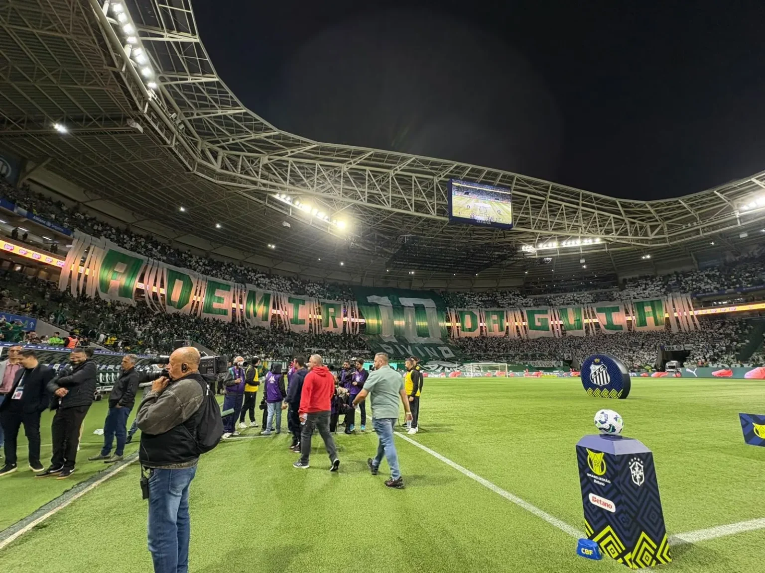 Palmeiras: Torcida reverencia Ademir da Guia com bandeirão "Deus da camisa 10"