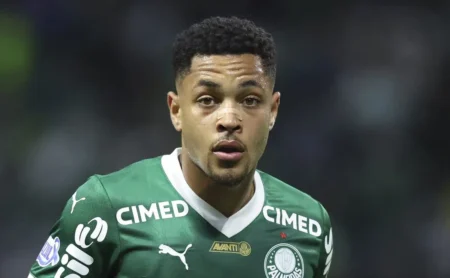 Palmeiras monta defesa e aposta em duas estratégias para manter Vitor Roque em campo