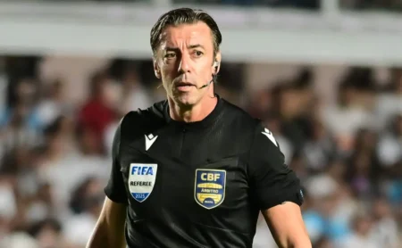 Palmeiras se revolta com pênalti ignorado por Claus e propõe debate na comissão de arbitragem Palmeiras se revolta com pênalti ignorado por Claus e propõe debate na comissão de arbitragem