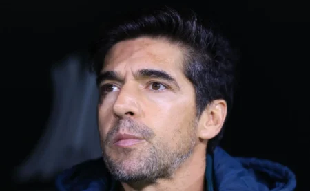 Palmeiras libera Naves por insistência nas decisões de Abel: “Quis ganhar no grito”, afirma Andre Hernán