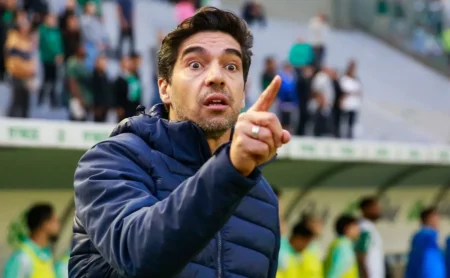 Palmeirenses clamam pela saída de Abel Ferreira após derrota na final da Libertadores para o Flamengo Palmeirenses clamam pela saída de Abel Ferreira após derrota na final da Libertadores para o Flamengo