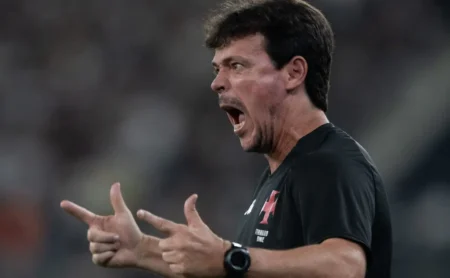 Paulinho perde espaço com Diniz e pode rumar ao Oriente Médio saindo do Vasco