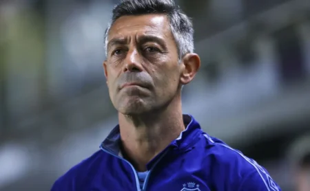 Pedro Caixinha retorna ao futebol em destino surpreendente, sete meses após deixar o Santos Pedro Caixinha retorna ao futebol em destino surpreendente, sete meses após deixar o Santos