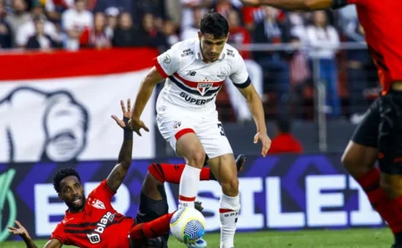 Porto busca reunião extraordinária com São Paulo para acordo por Moreira sem custos.