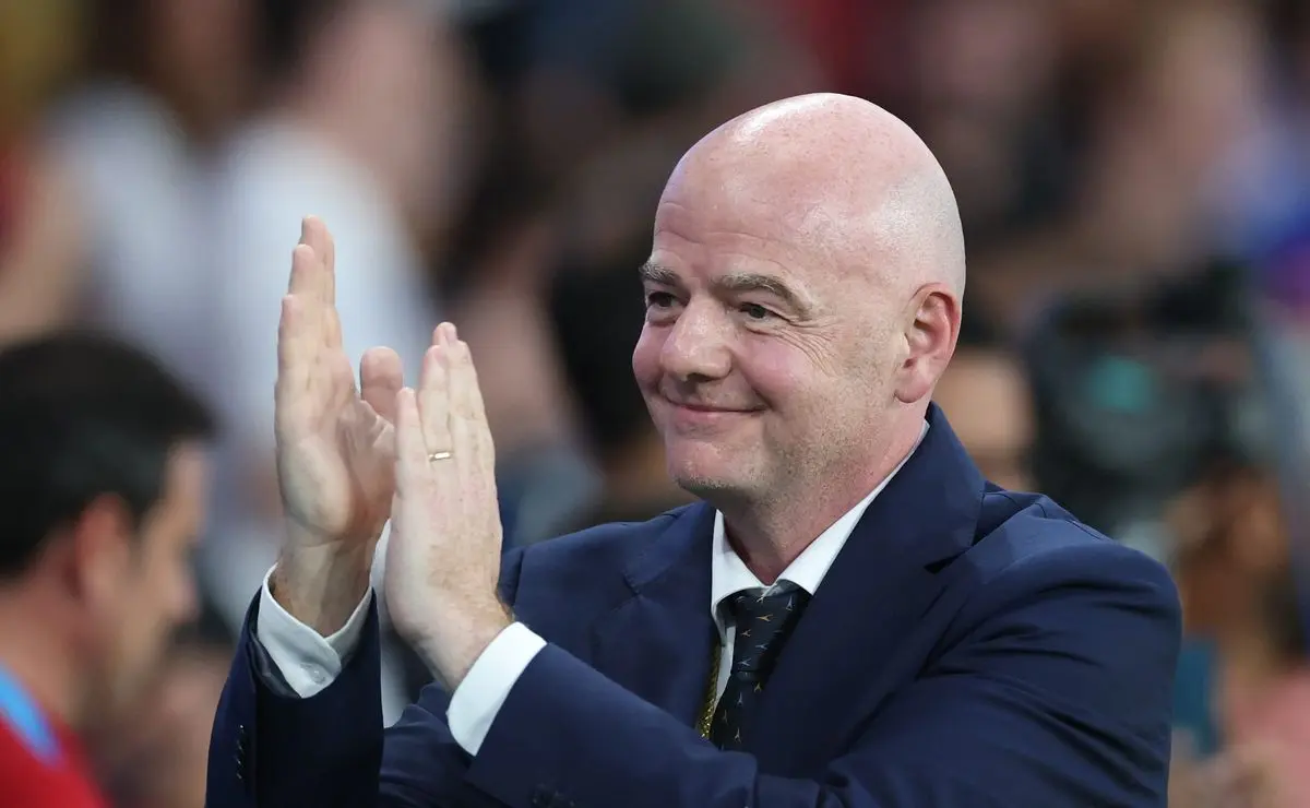 Presidente da FIFA, Gianni Infantino, parabeniza o Flamengo pelo título da Copa Libertadores de 2025