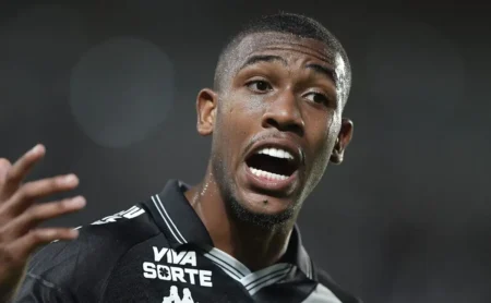 Rayan é elogiado por Alex Telles: "Nível Seleção", mesmo após derrota "vexatória" para o Botafogo