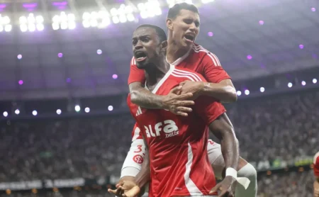 Ricardo Mathias no banco: Santos e Internacional com três volantes Ricardo Mathias no banco: Santos e Internacional com três volantes