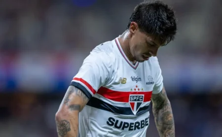 Rigoni erra lance em treino e revolta torcedores do São Paulo: "Treina como joga"