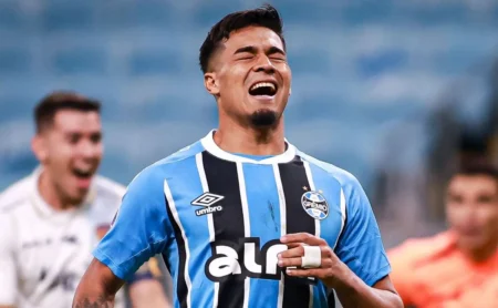 River Plate do Uruguai notifica a FIFA e exige pagamento do Grêmio referente à dívida do atacante Arezo River Plate do Uruguai notifica a FIFA e exige pagamento do Grêmio referente à dívida do atacante Arezo