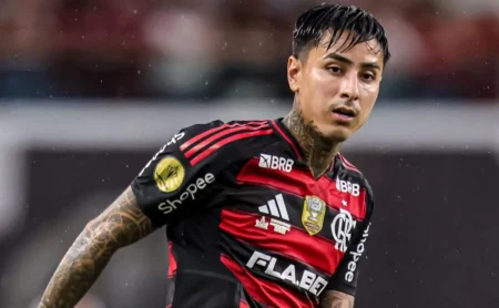 Rizek afirma que Flamengo obteve lucro com lance perigoso de Pulgar: Deveria ter dez jogadores em campo Rizek afirma que Flamengo obteve "lucro" com lance perigoso de Pulgar: "Deveria ter dez jogadores em campo"