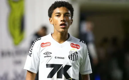 Robinho Jr. ou Rollheiser: Quem assume o ataque do Santos contra o Internacional? Robinho Jr. ou Rollheiser: Quem assume o ataque do Santos contra o Internacional?