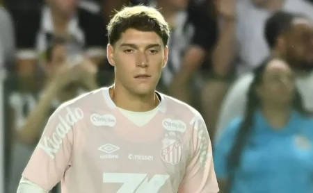 Rollheiser Brilha Contra o Palmeiras e Se Consolida como Titular com Vojvoda no Santos