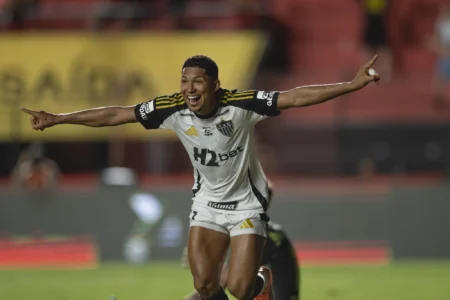 Rony exalta a virada do Galo e compara com final da Sul-Americana: "Prepara para desafios"