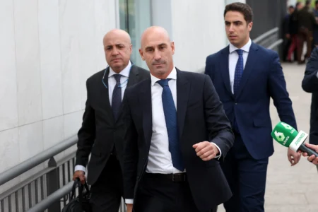 Rubiales mantém depoimento e acusa Jenni Hermoso de alterá-lo