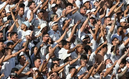 Santos: Torcida Recebe Elenco em Festa no CT em Meio ao Caos Santos: Torcida Recebe Elenco em Festa no CT em Meio ao Caos