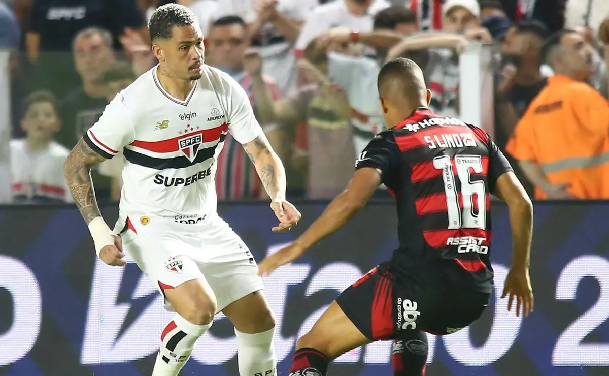 São Paulo arranca empate emocionante contra o Flamengo após expulsão e reação na Vila Belmiro São Paulo arranca empate emocionante contra o Flamengo após expulsão e reação na Vila Belmiro