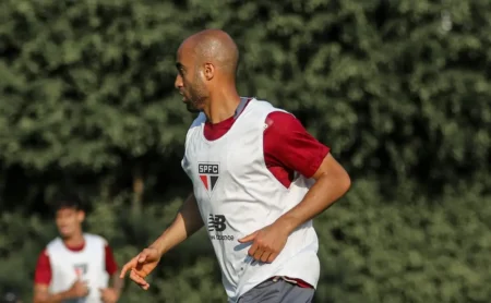 São Paulo: Crespo aposta em retorno duplo e arma time com Lucas Moura contra o Bragantino, apesar das baixas