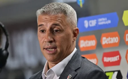 São Paulo: Crespo projeta 12 pontos em 5 jogos para alcançar a Libertadores 2026