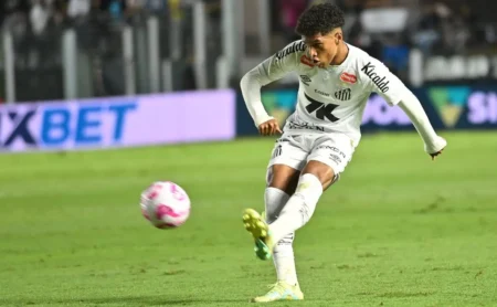 Souza Ganha Espaço e Intensifica Disputa por Lateral no Santos na Reta Final do Brasileirão