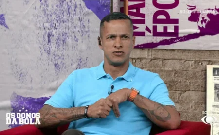 Souza questiona Abel Ferreira: narrativa sobre erros contra o Palmeiras sob escrutínio