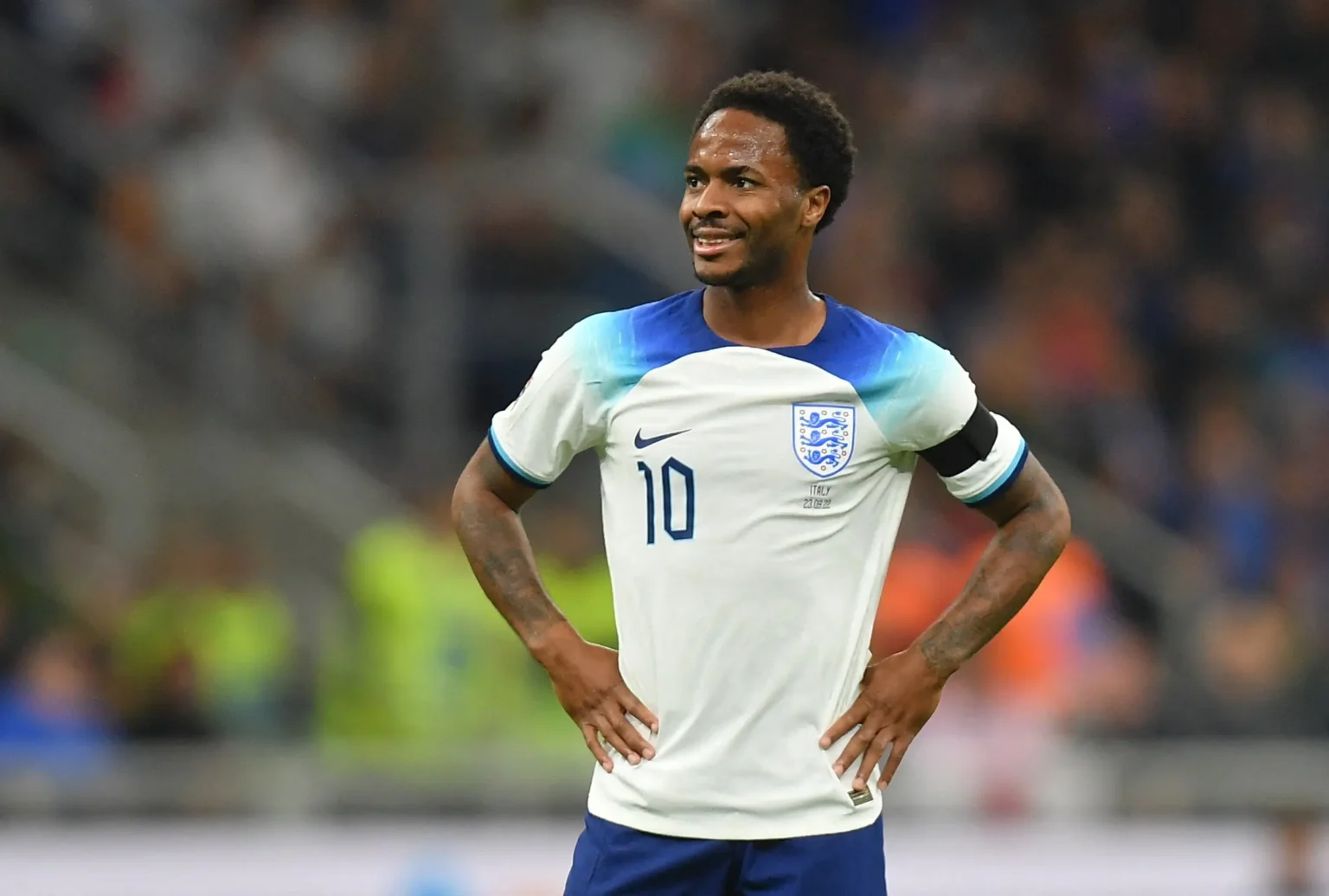 Sterling, do Chelsea, reage a tentativa de assalto em sua residência com faca