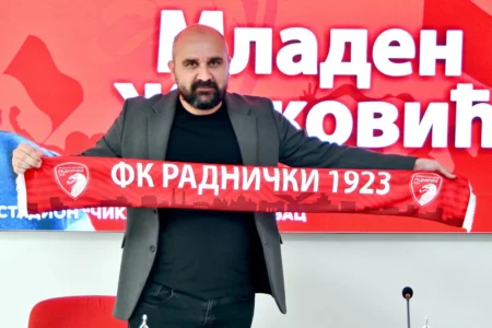 Técnico de time sérvio falece em campo por mal súbito