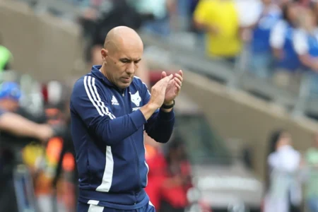 Técnico do Cruzeiro Reflete sobre Cartões Amarelos e Antecipa Data Fifa como "Último Descanso"