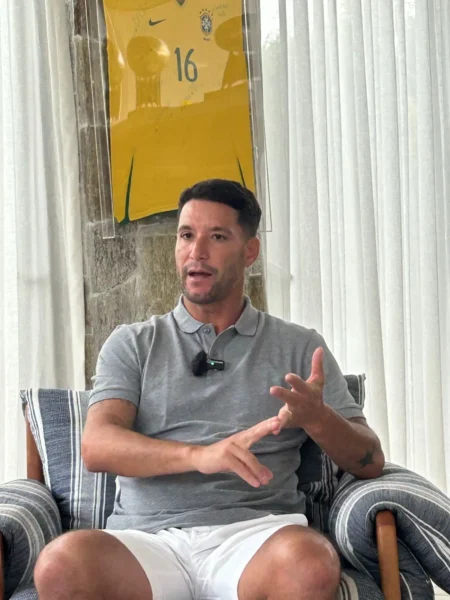 Thiago Neves assume gestão e almeja reformular a base com lições de sua trajetória