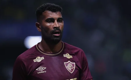 Tiago Santos Retorna ao Fluminense com Confiança após Três Meses