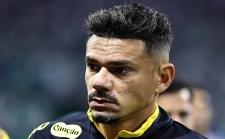 Tiquinho Soares em Desempenho Abaixo do Esperado na Vila Belmiro, com Saída do Santos ao Fim da Temporada