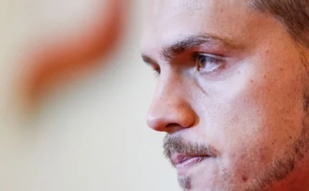 Tolói Embarca com o Elenco Tricolor para Confronto Contra o Fluminense