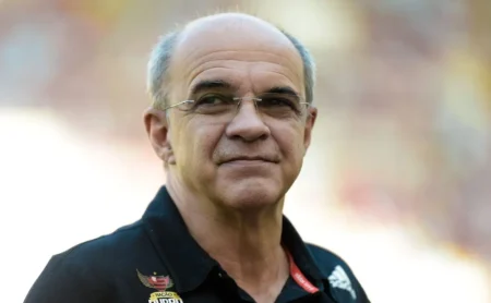 Torcedores do Flamengo ovacionam Bandeira de Mello em Lima, antes da final da Libertadores Torcedores do Flamengo ovacionam Bandeira de Mello em Lima, antes da final da Libertadores