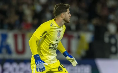 Torcida do Corinthians exige que Felipe Longo treine o time para jogar com os pés após derrota para o Bragantino